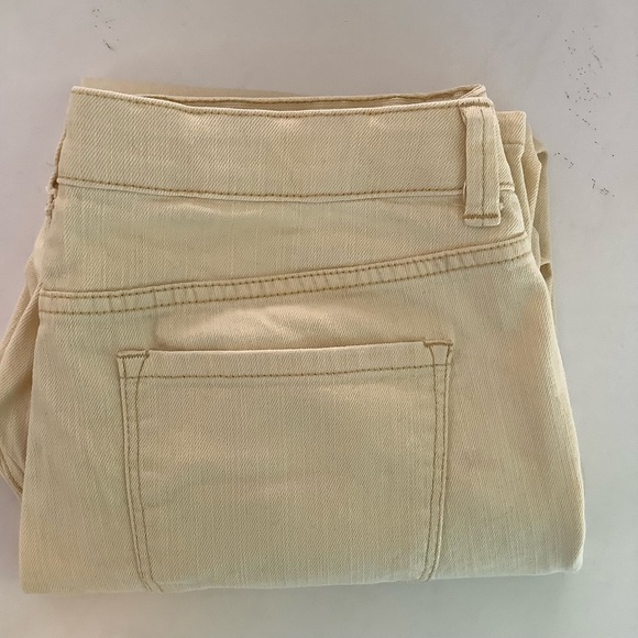St. John’s Bay yellow denim capri pants size 6 midrise - Picture 2 of 5